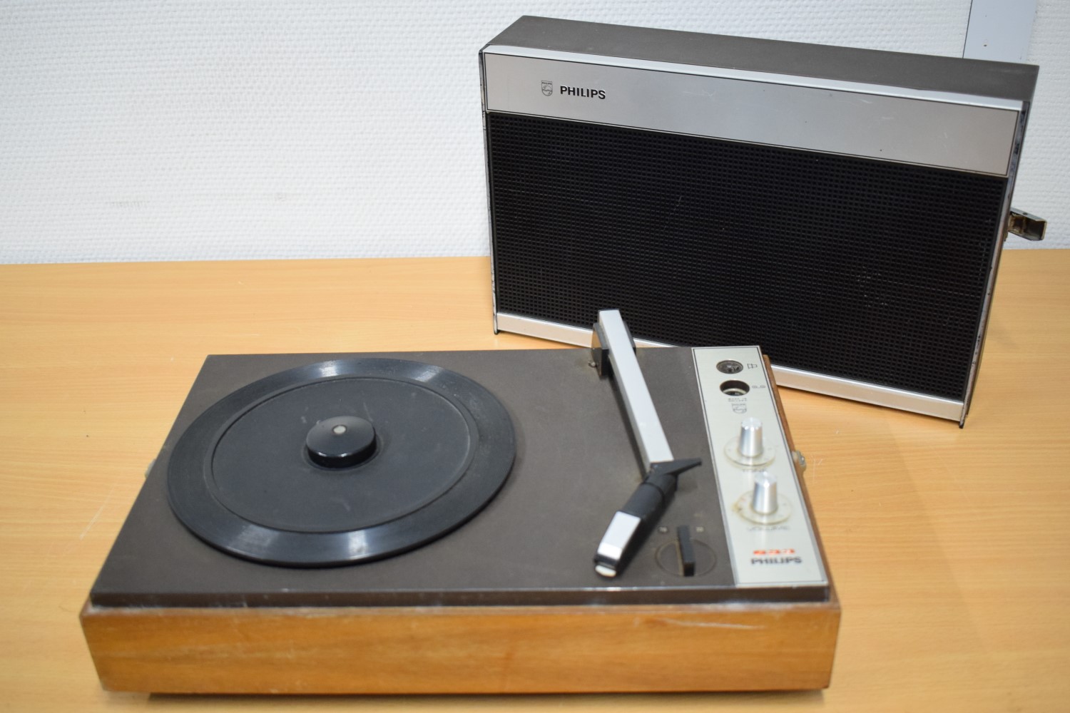 Philips 22 GF633 suitcase Turntable  			